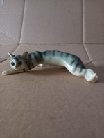 Macska porcelán figura. 17 cm hosszú.