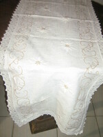 Beautiful lace-edged machine daisy-embroidered woven table runner