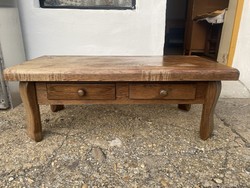 Coffee table with double drawers made of oak wood