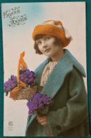 Antik színezett üdvözlő képeslap, kislány ibolyacsokorral