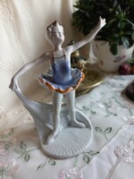 Megvételre kínálom a képen látható balerina porcelán szobrot