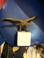 Turul madár bronz szobor, 24 x 16 cm-es alkotás, márványon.