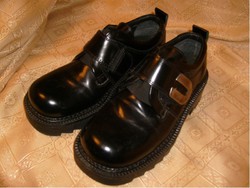 LUXUS UNISZEX  LEÁRAZVA DOCKERS by GERLI  40-ES ELEGÁNS FÉMDÍSZES BŐRCIPŐ SZÉP ÁLLAPOTBAN SÁMFÁZVA
