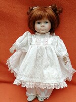 Vörös hajú, fehér ruhás kislány, Porcelán baba. Vintage baba. Dekoráció.
