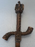 A leaf-cutting dagger with an eagle handle made of bronze