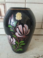 Német, fekete üveg váza, veb jelzéssel eladó! Gyönyörű kézzel festett fekete üveg váza