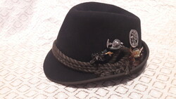 Old hunting hat with badges (m3517)