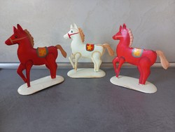 Karácsonyi dekoráció 3 db festett fém lovacska