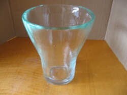 Vastag türkiz üveg váza tölcsér alakú, jól rendezhető benne a virág