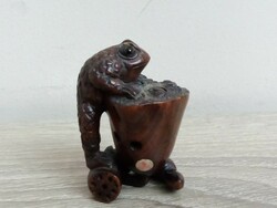 Netsuke frog
