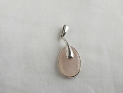 Silver pendant with rose quartz stone