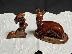 2 db barna kerámia kicsi figura: fekvő őz és pitiző kutya, kutyus