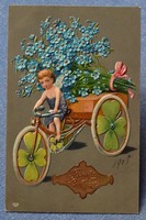 Antik dombornyomott üdvözlő litho képeslap 4 levelű lóhere kerékpáron nefelejcset fuvarozó angyalka