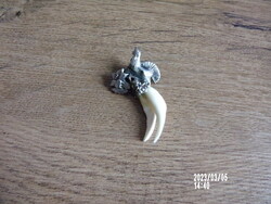 A wonderful hunting hat pin