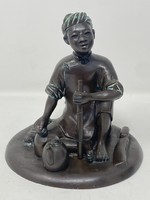 Földön ülő, pipázó és teázó indonéz fiú jelzett bronz szobra CZ