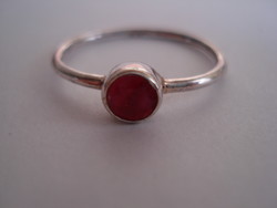 Valódi rubin köves ezüst gyűrű, buton foglalatban.