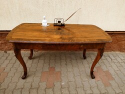 Álomszép, eredeti barokk, diógyökér svartnis íróasztal / tárgyalóasztal kb. 1700 évek vége