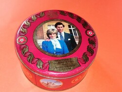 A Walesi herceg és Lady Diana Spencer házassága alkalmából kiadott emlékdoboz 1981