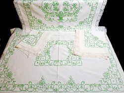 Zöld rózsával hímzett 4 db-os garnitúra: abrosz, kislányos falvédő, terítők