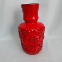 Piros kerámia váza bombor díszítéssel