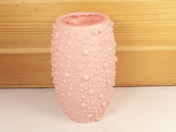 Retro régi rózsaszín, rücskös műanyag váza 12 cm magas