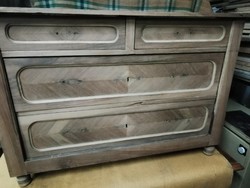 Antique 4-drawer chest of drawers for 6 users!