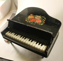 Decorative or toy piano 674