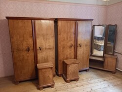 Bútoregyüttes (ruhásszekrény, éjjeli szekrény, tükrös elem) hálószoba, jó állapot, XX. század közepe