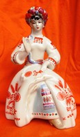 Régebbi orosz figurális,Polone porcelán szobor,himző hölgy,jelzett, 24,5 cm magas.