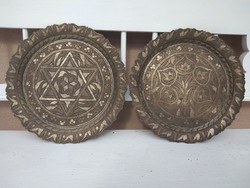 2 darab régi szép mintájú dísztányér-tálca rézből az egyiken Dávid csillaggal