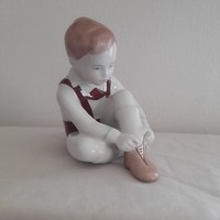 Aquincumi porcelán  kisfiú figura