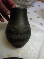 Jelzett kerámia váza fekete