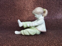 Aquincum porcelán - öltözködő lány №1