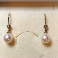 Yellow gold earrings with pearls