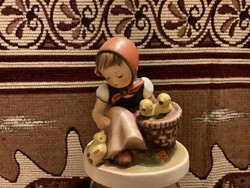 Kislány csibékkel Hummel porcelán figura