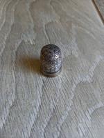 Pompás régi ezüstözött gyűszű (2,6x1,7 cm)