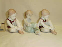 Aquincumi cipőjét kötöző fiú, lány figura, nipp - három darab együtt