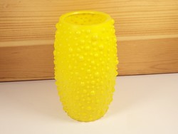 Retro régi citromsárga, rücskös műanyag váza 12 cm magas alján Fogy. ár felirat