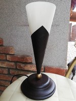 Tölcsér formájú asztali lámpa