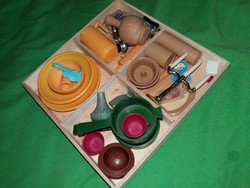 For a retro barbie dollhouse, there are many pieces of kitchen equipment in one, as shown in the pictures