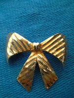 An old brooch depicts a bow