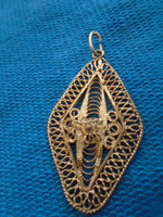 Old silver pendant in good condition. Also makes an excellent gift. Diameter: 3.4 x 2.2 centimeters.