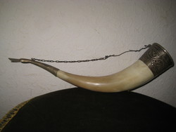 " Lehel kürtje "  állati szarvból  készült  ,  két végén , szépen cizellált  ötvös munka