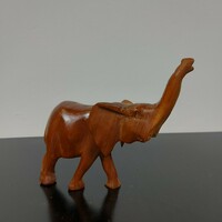 Fából faragott elefánt figura