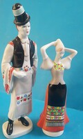 2 népviseletes figura ( hollóházi és aquincumi )