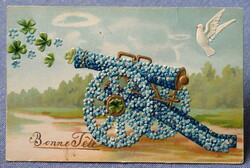 Antik dombornyomott  üdvözlő  litho képeslap  virág ágyú 4levelű lóhere galamb