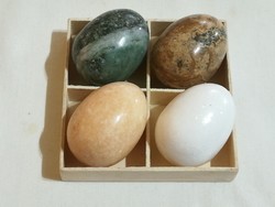 Ásvány tojás.  5.3 -  5.5 cm x 3.8 -4 cm.