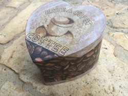 Szív alakú barna színű  decoupage díszdoboz kávés minta