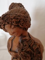 Kerámia/terrakotta figura, csokorral, ismeretlen műhely munkája.