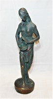 “A gyógyitó” szobor -Nő kezében kígyval - Antikolt bronz hatású - Nagyméretű szobor - 41 cm. 2,69 Kg